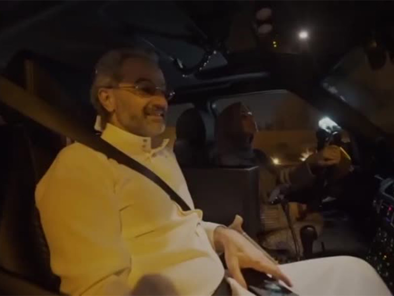 بالفيديو: الوليد بن طلال في جولة بسيارة تقودها ابنته